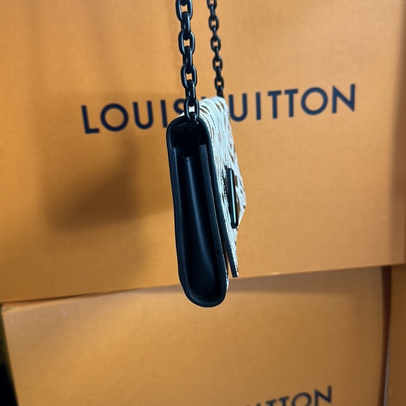 💎✨BEAUTIFUL✨💎 Authentic Twist Chain Louis Vuitton: Timeless Elegance - Picture 4 of 15